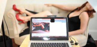 කැමරාව සමග ආදරෙන් බැඳීම – SEX CAM