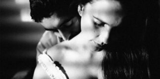 දම්පාට කවුළුවෙන් එබෙන්න