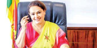 ඩයනා ඉදිරියේ නිරුවත් පාර්ලිමේන්තුව