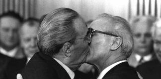 මගේ නිල කුටියේ සිපගනිමු අපි රහසේ